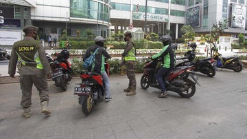 Cekcok Ojol dengan Pemobil di Tebet Berakhir Damai