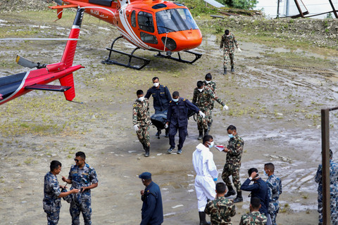 Foto: Tentara Nepal Berjibaku dalam Evakuasi Korban Banjir Bandang, 1.204 Tewas dan 4.200 Hilang