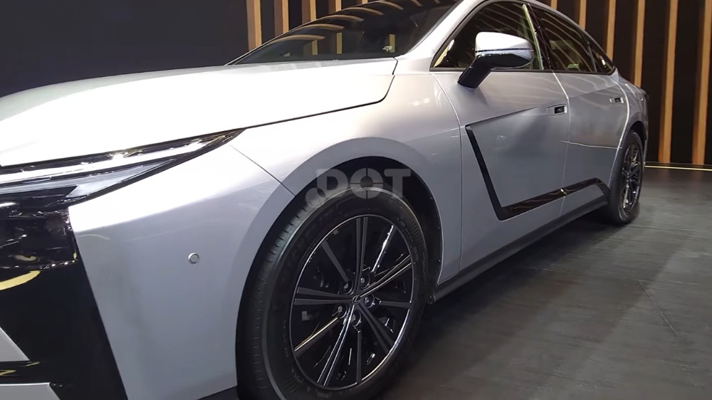Lexus IS350h Luxury Melantai di GIIAS 2026, Hybrid Premium Rp1,29 Miliar