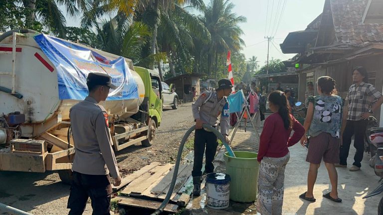 Kemarau Panjang di Musi Rawas, Polda Sumsel Turun Tangan Kirim 5.000 Liter Air Bersih ke Muara Lakitan