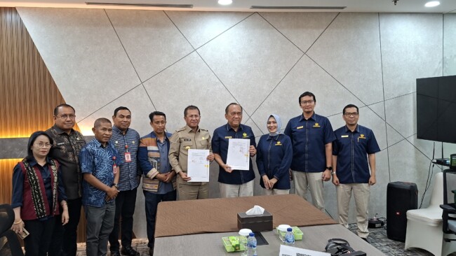 Bupati Kupang Yosef Lede Terima Hibah 7 Mobil Innova dan Dental Kit dari Kemenkeu RI