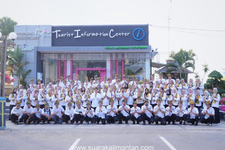 Disparpora Kotabaru Luncurkan Syal dan Laung Saijaan, Pegawai Diimbau Kenakan Pakaian Khas Daerah