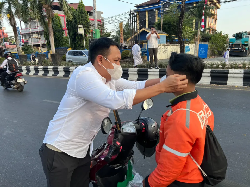 Kabut Asap Karhutla Ganggu Warga Kalsel, PSI dan Dewi Pertiwi Bagikan Masker hingga Makanan Gratis