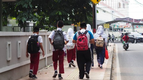 4 Pengorbanan Orang Tua demi Sekolah Anak di Yogya