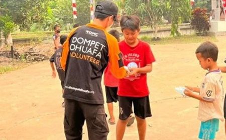 Saat Kualitas Udara Memburuk, Dompet Dhuafa Bagikan Ribuan Masker ke Warga Terdampak Karhutla