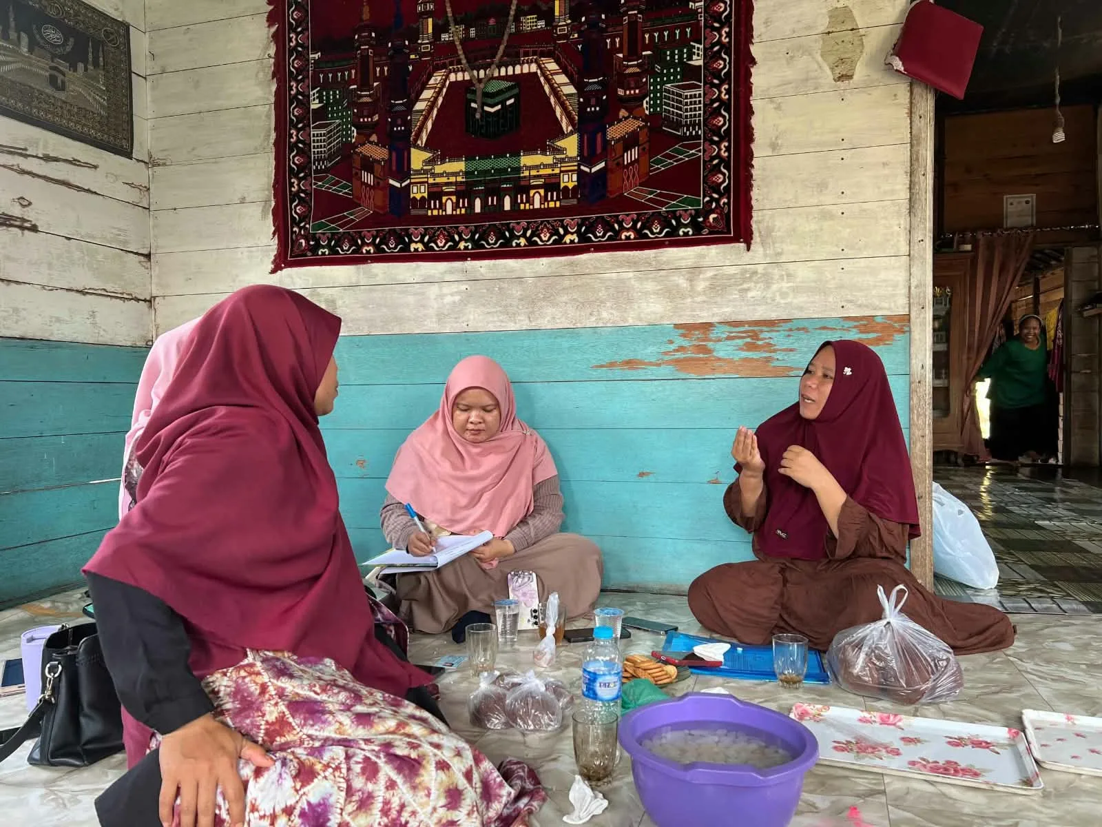 YBM PLN Kalselteng Latih 15 Pelaku Usaha Gula Aren di Banjar Perbaiki Kemasan dan Mutu Produk