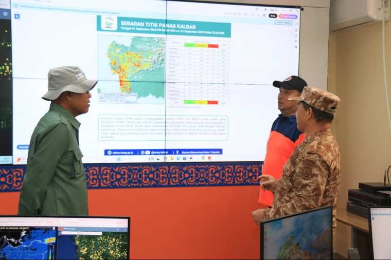 Gubernur Kalbar Norsan Pantau Titik Api Lewat Command Center, Minta Satu Komando Cegah Asap Meluas