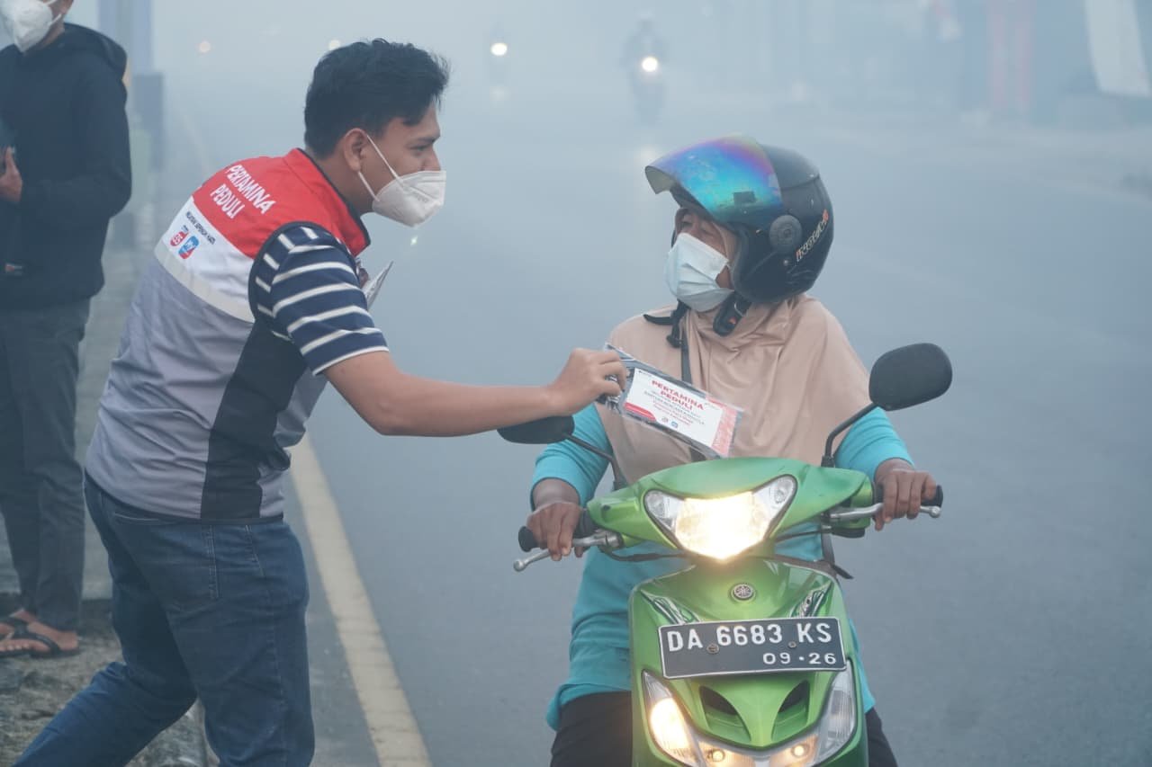 Pertamina Salurkan 4.950 Masker dan Dukung Operasional Damkar untuk Penanganan Karhutla di Banjarbaru-Banjarmasin