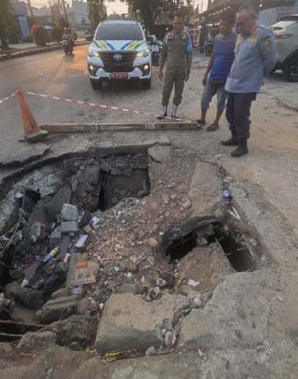 Lubang Box PDAM di Jalan Pagar Dewa Kota Bengkulu Telan Korban Jiwa, Polsek Pasang Garis Pengaman