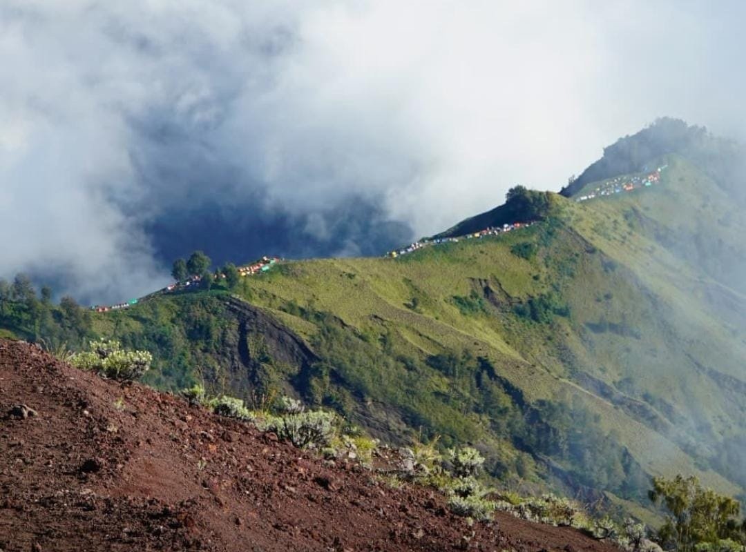 Pendakian Gunung Rinjani Dibatasi Mulai 1 September 2026, Kuota Pendaki Anjlok Hingga 14 Orang di Desember