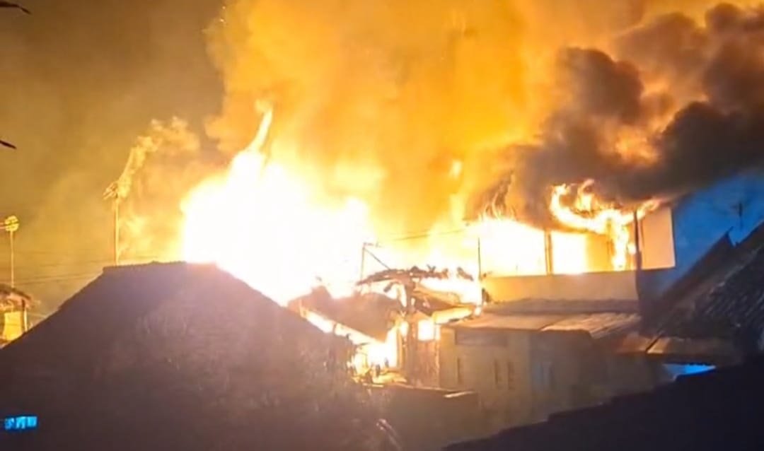 Kebakaran di Kampung Cimahigirang Sukabumi Hanguskan 8 Rumah, Warga Mengungsi ke Kerabat
