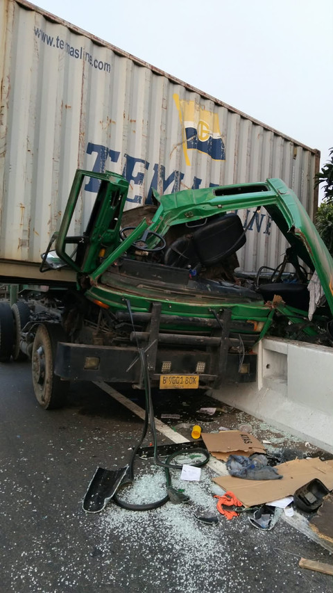Celaka di Jalan Layang, Peti Kemas Truk Nyaris Melorot ke Bawah
