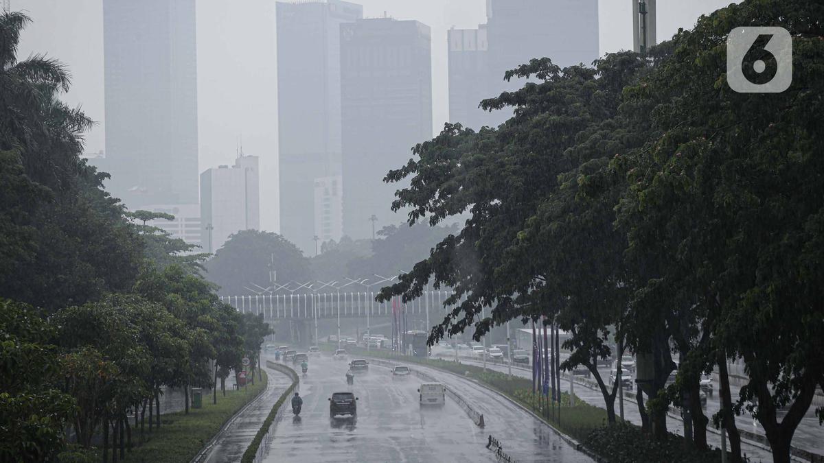 BMKG: Sebagian Besar Kota di Jawa dan Sumatra Berawan Tebal pada Kamis