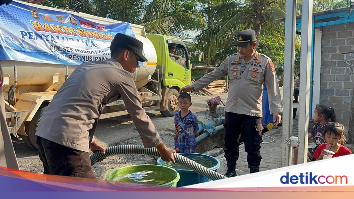 Polda Sumsel Salurkan Ribuan Liter Air Bersih ke Warga Muara Lakitan yang Alami Kekeringan