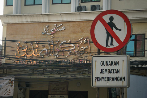 Jakarta: Kabel Kusut di Atas Kepala Jadi Bahaya Senyap buat Pengendara