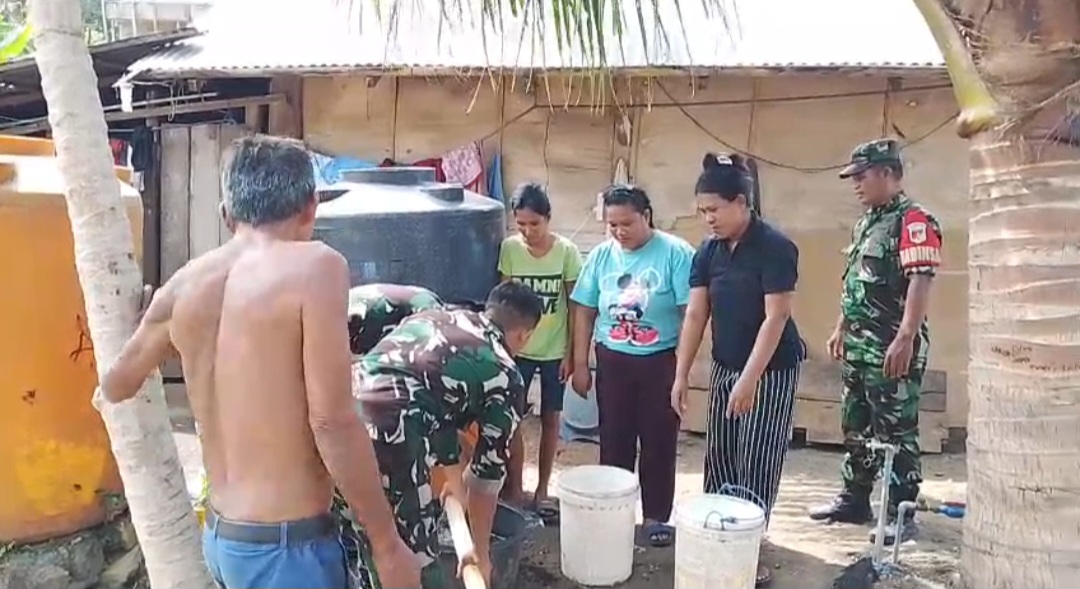 Kodim 1310 Bitung Salurkan Bantuan Air Bersih ke Warga Terdampak Kemarau di Kelurahan Kakenturan Dua