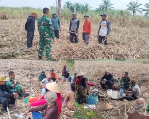 Babinsa Koramil 412-02/SS Edukasi Warga Karang Mulyo Cegah Karhutla di Tengah Musim Kemarau
