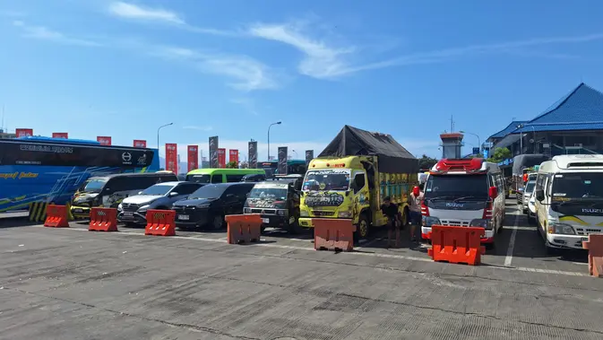 Antrean 12 Km di Pelabuhan Ketapang, ASDP Kerahkan 25 Kapal Feri
