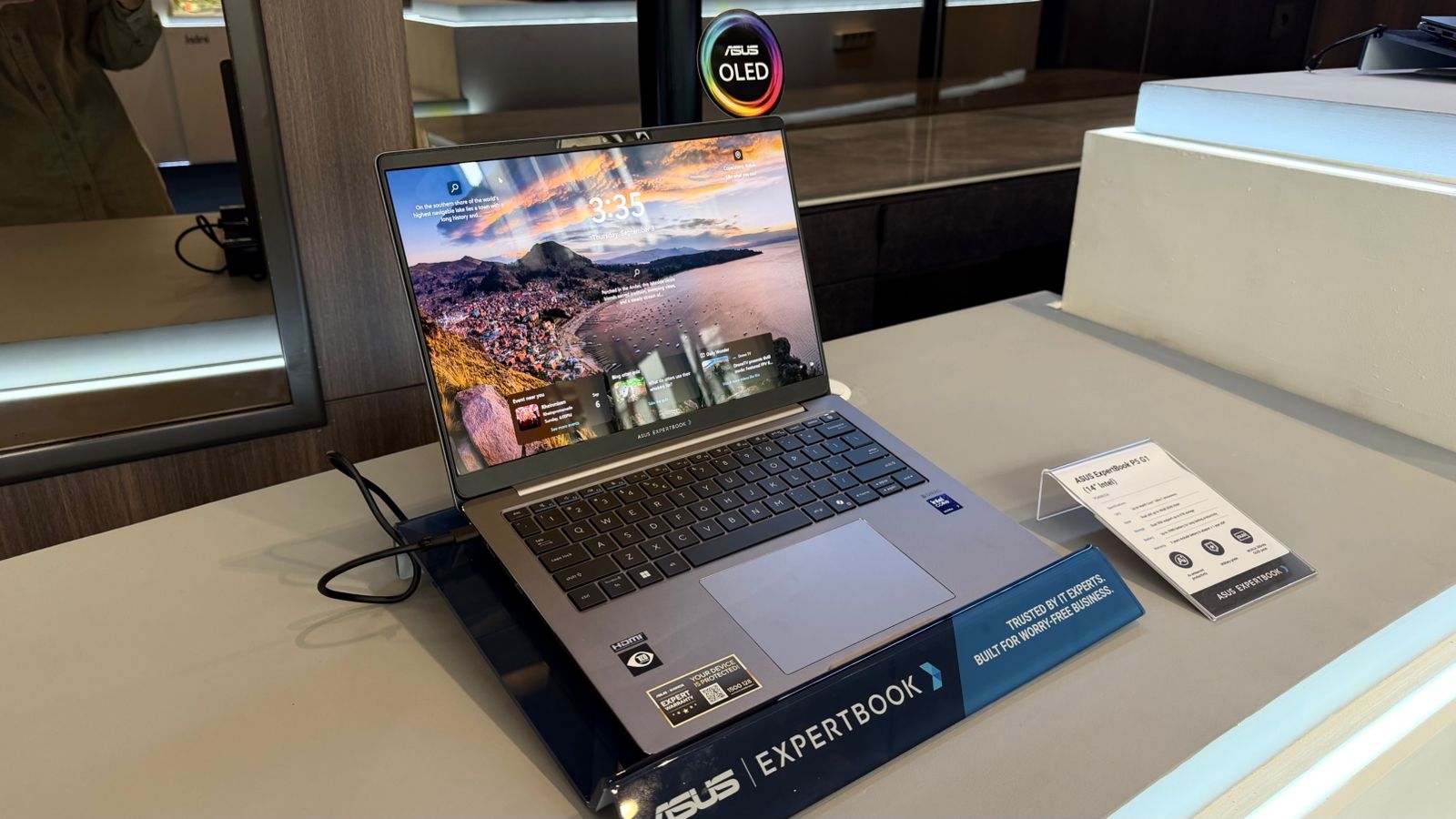 ASUS ExpertBook Ultra Resmi Meluncur, Bawa NPU 50 TOPS dan Bobot di Bawah 1 Kg