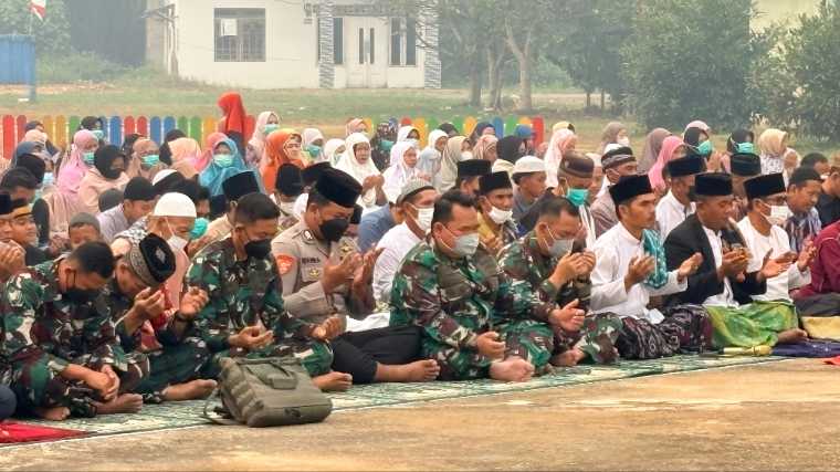 Kabut Asap Karhutla Selimuti Segedong, Ratusan Warga dan Aparat Gelar Shalat Istisqa Minta Hujan