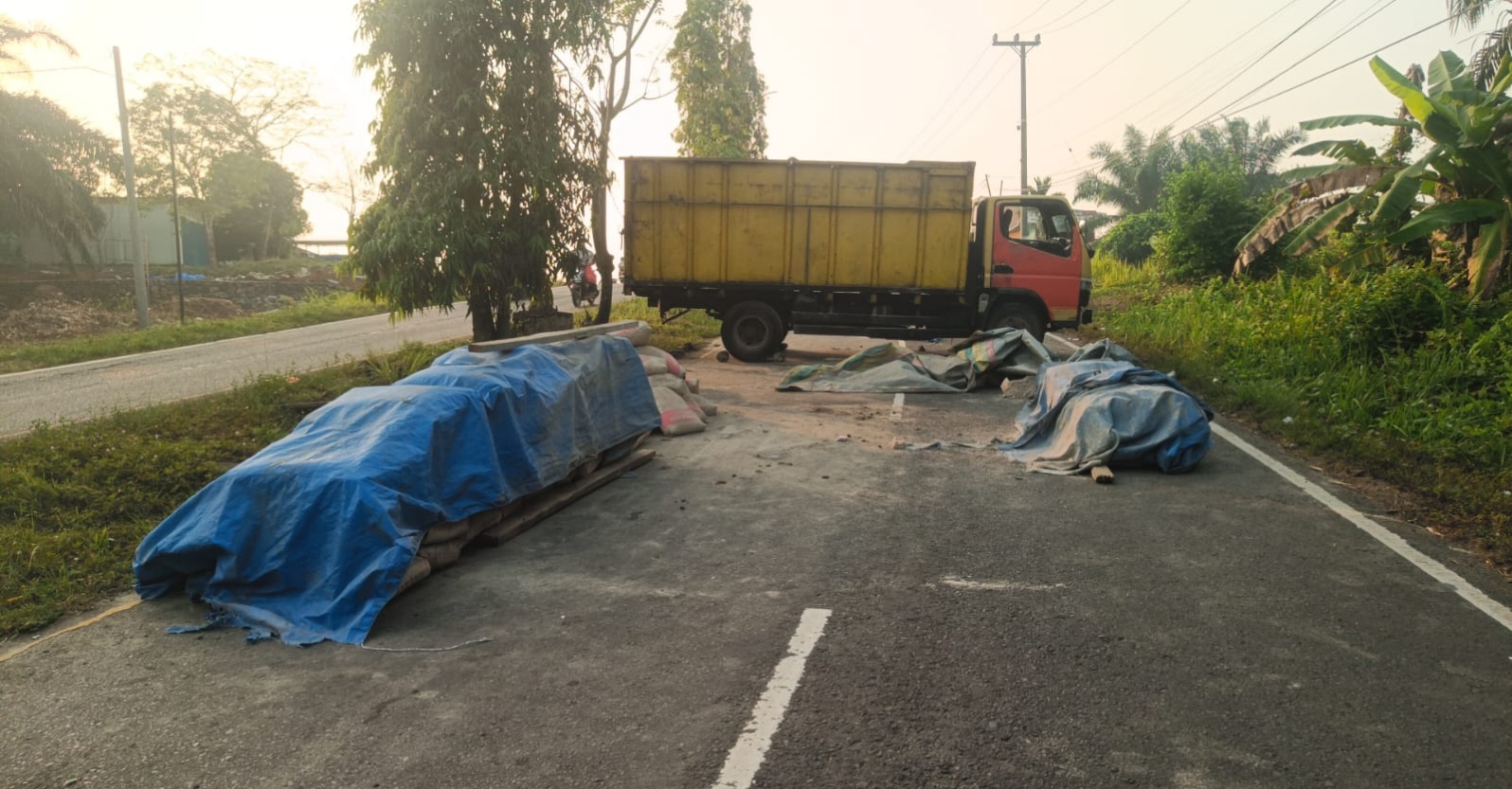Truk Bermuatan 10 Ton Semen Terguling di Tanjakan Jalan Dua Jalur Tais Seluma