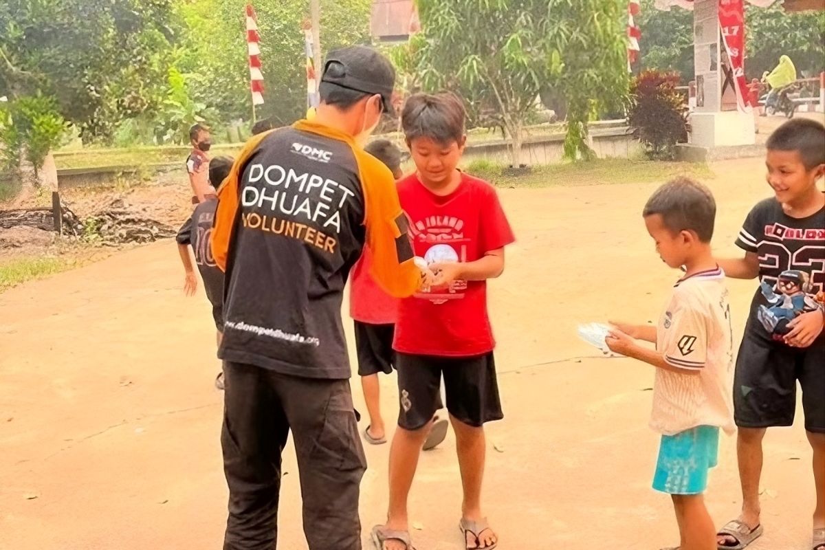 DMC Dompet Dhuafa Bagikan 1.000 Masker dan Buka Pos Medis untuk Warga Terdampak Karhutla Kalbar