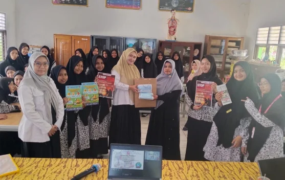 Dinkes Kalsel Bekali Santriwati di Banjar Lawan Risiko ISPA Akibat Asap Karhutla, Ratusan Masker Gratis Dibagikan
