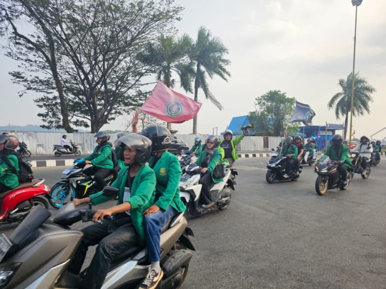 Mahasiswa Berbagai Kampus di Samarinda Mulai Padati Depan Kantor Gubernur Kaltim, Polisi dan TNI Disiagakan
