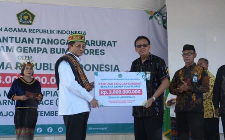 Bantuan Rp3 Miliar dan 16 Tenda Sekolah Darurat Disalurkan Menag saat Tinjau Gempa Flores