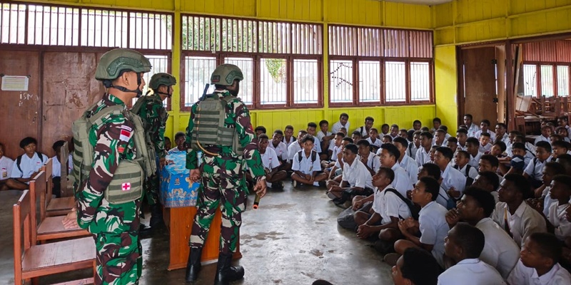 Satgas TNI Yonif 516/CY Isi Kekosongan Tenaga Pengajar di SMP Negeri 1 Assue, Papua Selatan