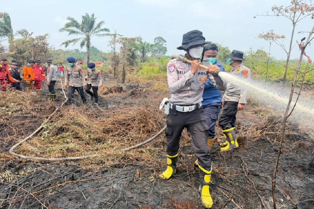 Karhutla Gambut Kalsel, Polri Kerahkan Drone Thermal dan Pipa Pendingin Bawah Tanah