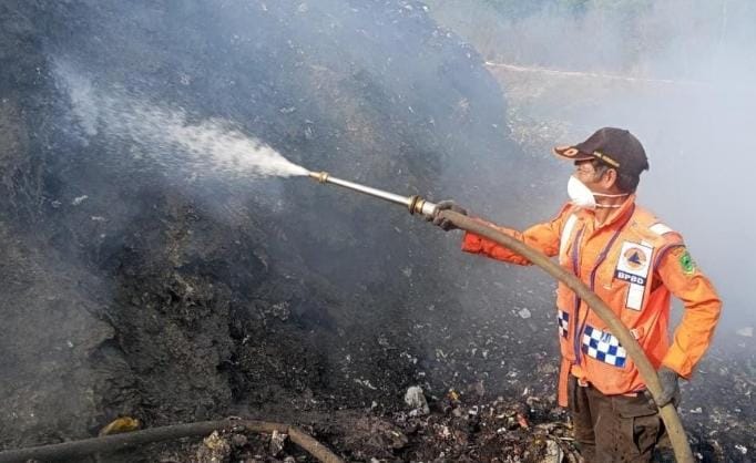 Kebakaran TPSA Ciniru Kuningan Muncul Lagi, Petugas Padamkan Titik Api dari Pagi Hingga Siang