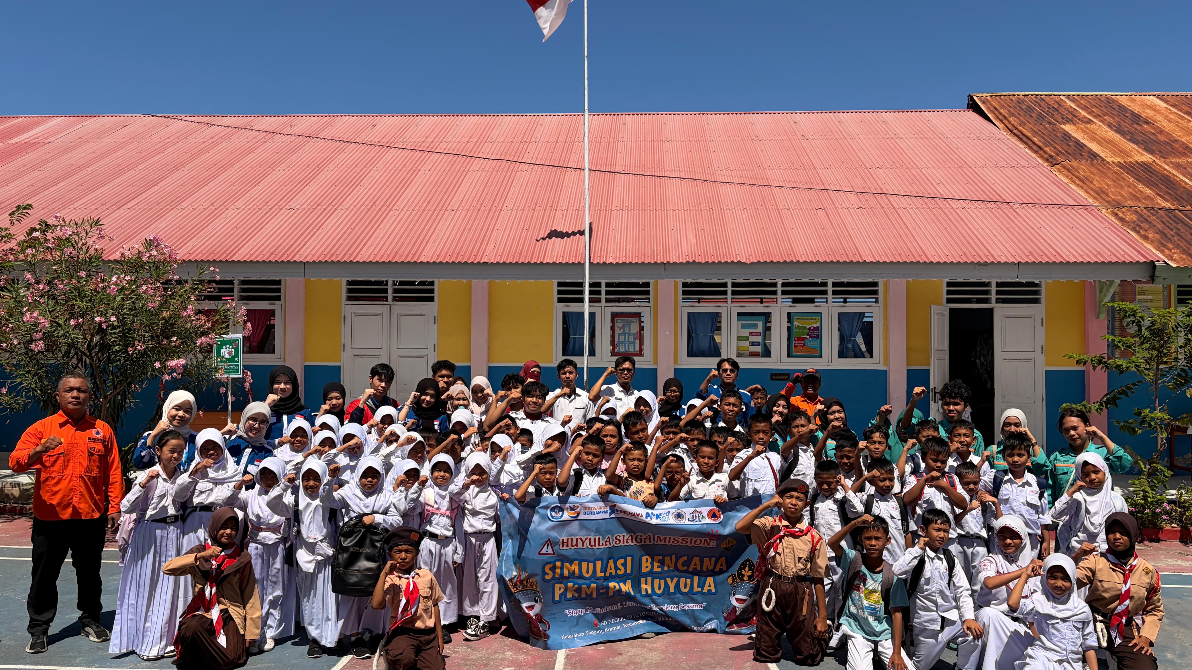 Mahasiswa UNG dan BPBD Gelar Simulasi Siaga Bencana untuk Anak Pesisir Tanjung Kramat Gorontalo Lewat Program HUYULA