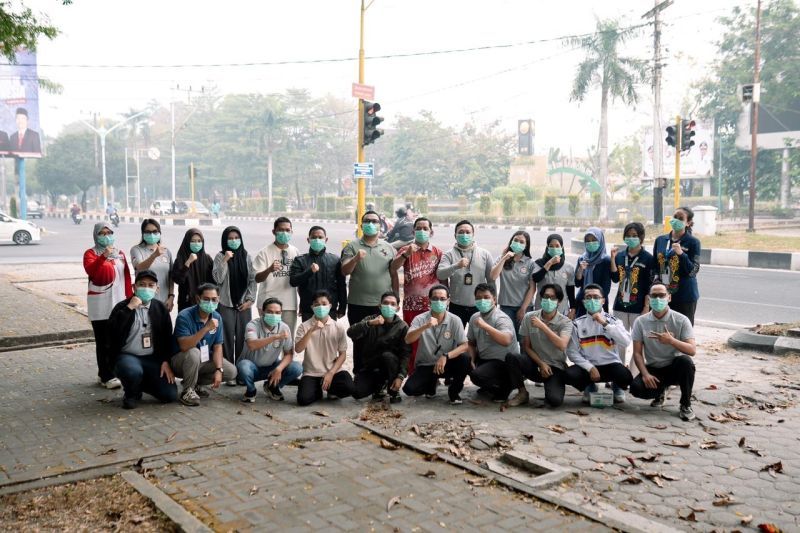 Kabut Asap Pekat di Palangka Raya, KPID Kalteng Bagikan Ribuan Masker ke Pengendara di Jalan Yos Sudarso