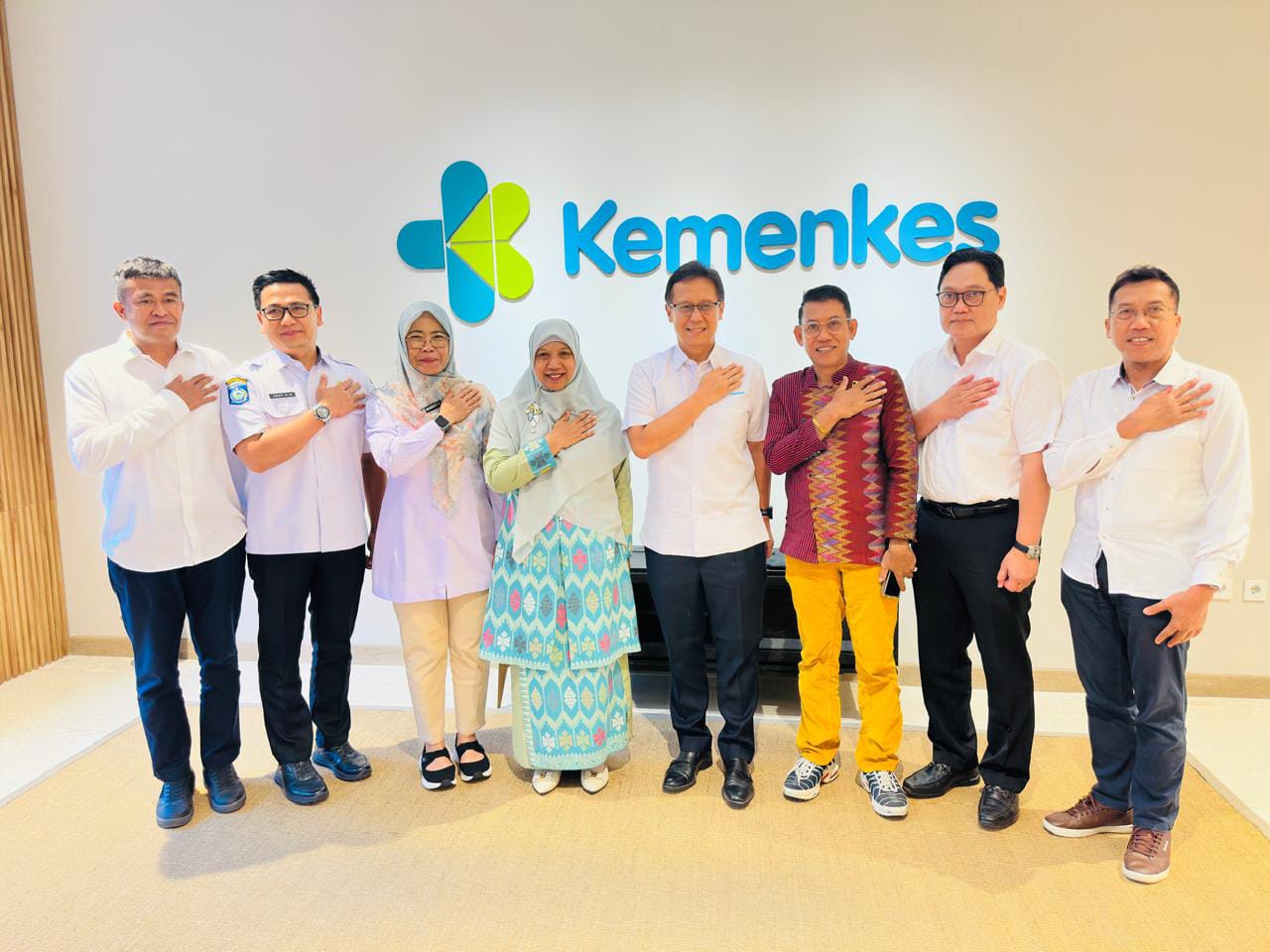 Wabup Lobar Ummi Nurul Serahkan Proposal Pembangunan RS Gunungsari dan Tambahan Puskesmas ke Menkes