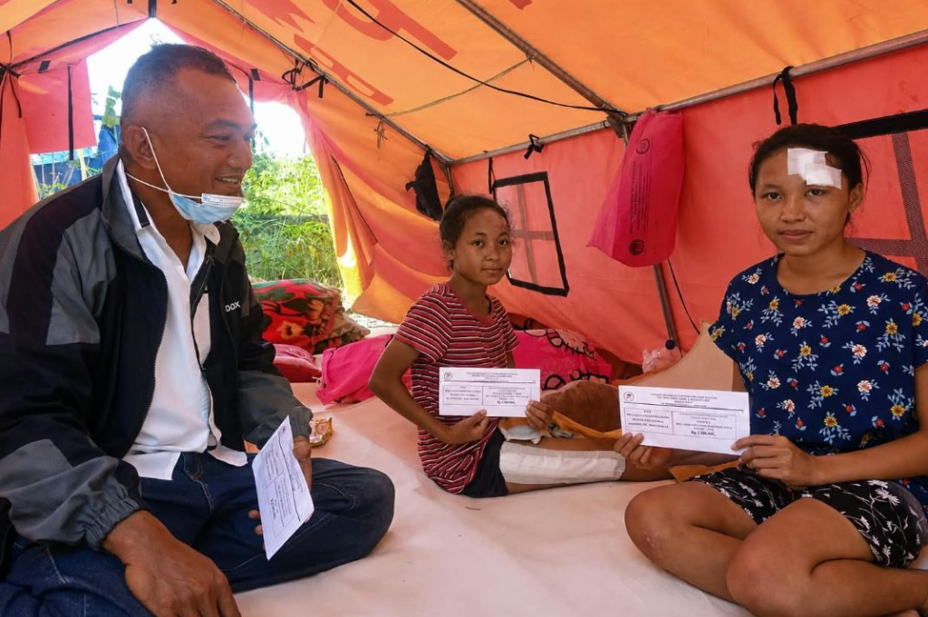 Anggota DPRD Manggarai Timur Salurkan Donasi Guru Papua Barat untuk Tiga Korban Gempa
