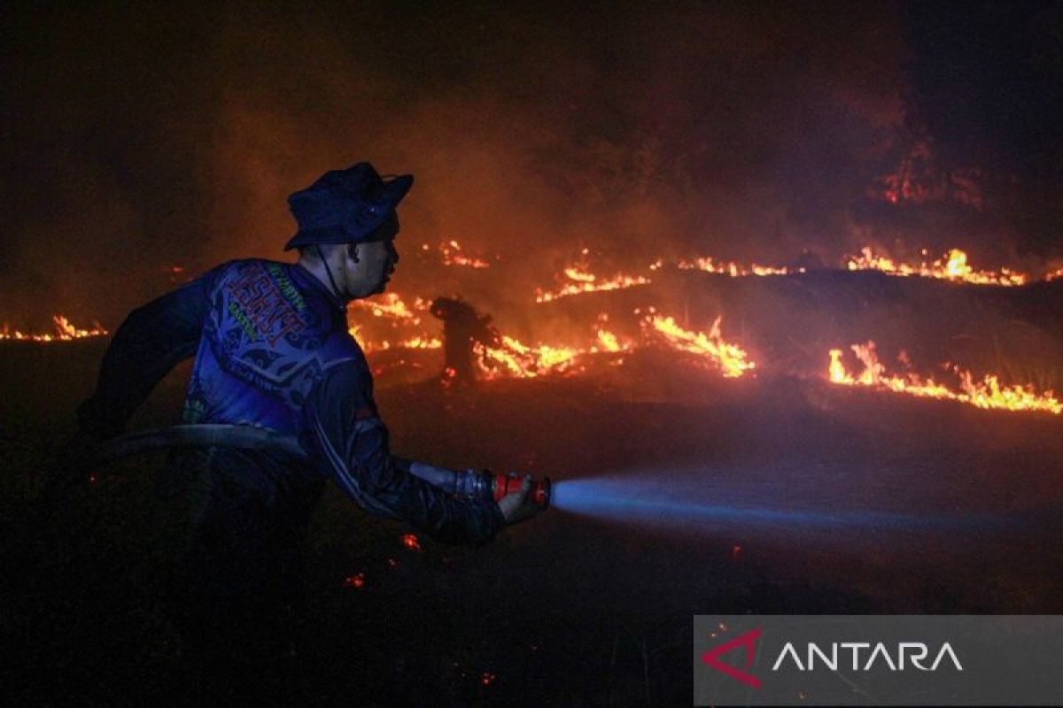 BNPB Imbau Warga Sumatera Barat Pantau ISPU saat Asap Karhutla Pekat di Riau, Jambi, dan Sumsel