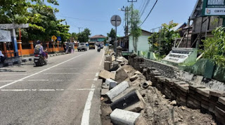 Trotoar di Jalan Guguak–Kampung Baru Pariaman Dibongkar untuk Pelebaran Jalan, Pejalan Kaki Beralih ke Badan Jalan