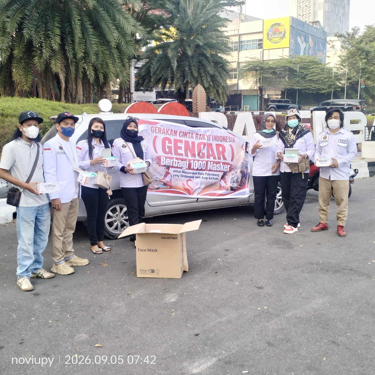 Kabut Asap Karhutla Kepung Palembang, Relawan Gencar Indonesia Bagikan 1.000 Masker Gratis ke Warga