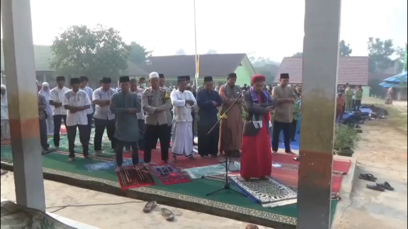 Ratusan Pelajar SMA Negeri 3 Muaro Jambi Gelar Salat Istisqa di Tengah Kabut Asap Karhutla, Berharap Hujan Segera Turun