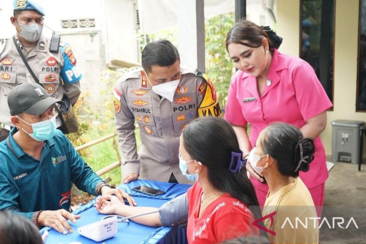 Polres Bengkayang Kirim Tim Kesehatan ke Dusun Sentagi Dalam, Warga Terdampak Karhutla Dapat Obat Gratis