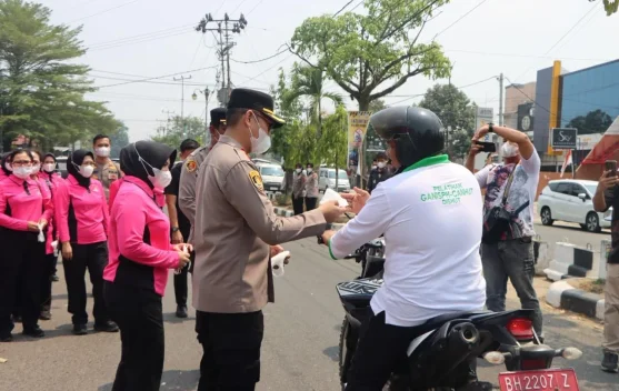Polres Bungo Bagikan 1.000 Masker ke Pengendara di Tengah Ancaman Kabut Asap Karhutla