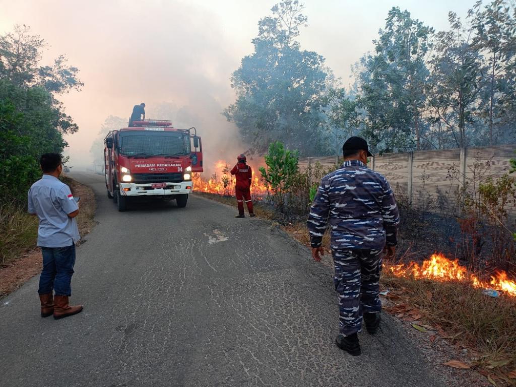 Kebakaran Lahan 6 Hektare Dekat RSUD Soekarno di Bangka Padam, Personel Posal Pangkalbalam Turun Tangan