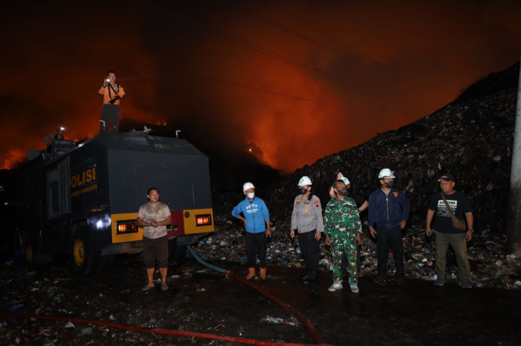Asap Kebakaran TPA Putri Cempo Solo Menyusut, Polisi Terjunkan Water Bombing