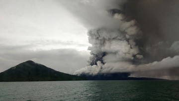 BRIN: Kolom Erupsi Anak Krakatau Capai 13 Km, Abu Berpotensi Terbawa ke Negara Subtropis