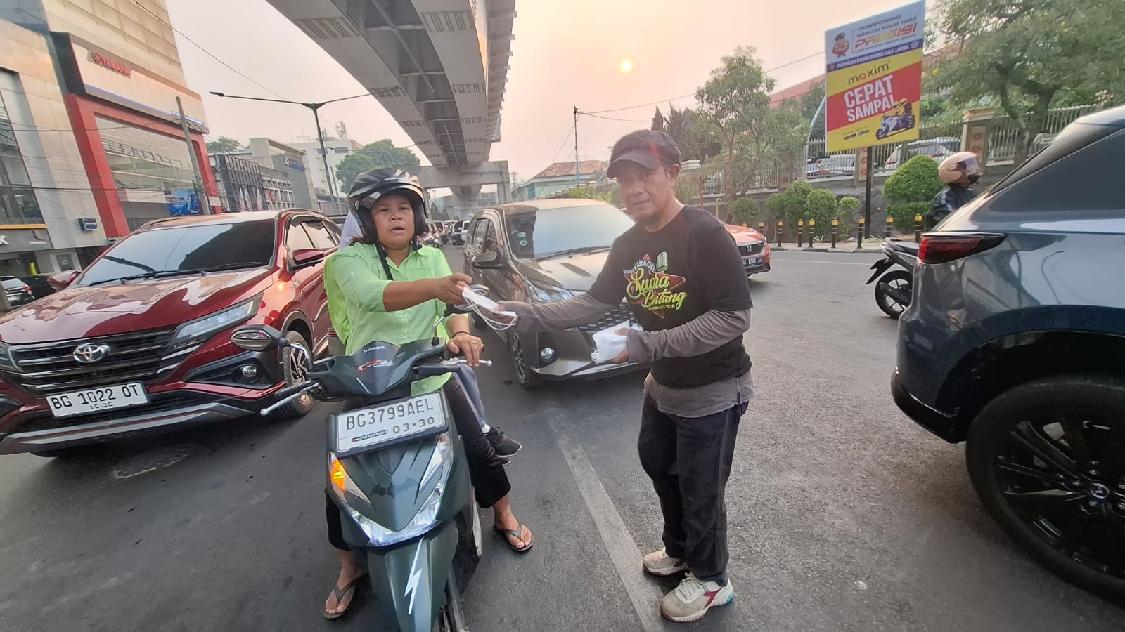 Sentra Budi Perkasa dan Yayasan Kawan Lamo Bagikan 1.000 Masker ke Pengendara di Palembang Akibat Kabut Asap Karhutla