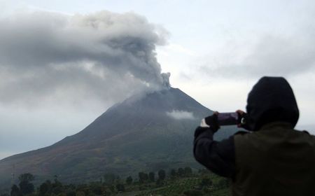 Gunung Sinabung Berstatus Siaga, 650 Warga Karo Mengungsi Akibat Abu Vulkanik