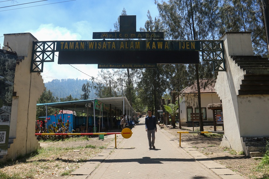 Gunung Ijen Tutup Sementara untuk Pendakian, Karhutla Melanda Kawasan Kaldera