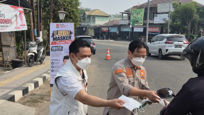 Anggota DPRD Kalsel Firman Yusi Bagikan 1.500 Masker ke Warga Tabalong dan Bantu Operasional 3 Unit Relawan Karhutla