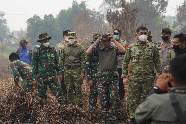 Cegah Karhutla di Lahan Gambut Kubu Raya, Pangkogabwilhan I dan Pangdam XII/Tpr Sebarkan Bios 44 ke Rongga Tanah